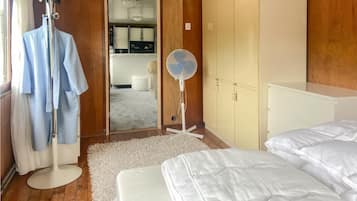 2 bedrooms, iron/ironing board, free WiFi, bed sheets