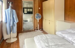 2 bedrooms, iron/ironing board, free WiFi, bed sheets