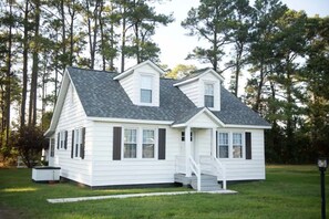 Exterior - Mid-century modern meets classic cape on the coast.
(Moon)