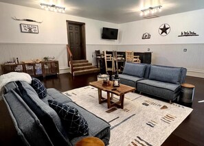 Smart TV, fireplace - A spacious Wyoming home with stunning mountain views (Pinedale)