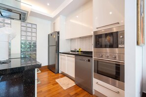 Fridge, microwave, oven, stovetop