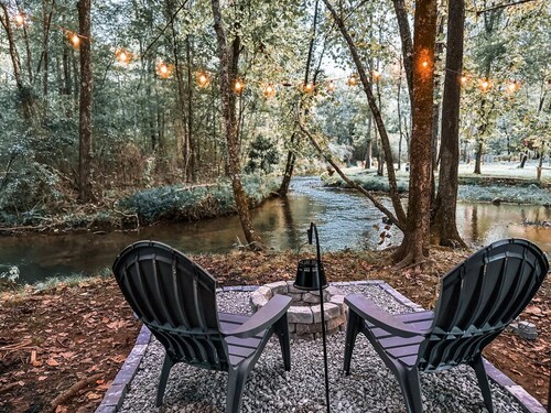 Nature's Cedar Creek Getaway
