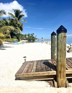 På stranden, solstolar och strandhanddukar