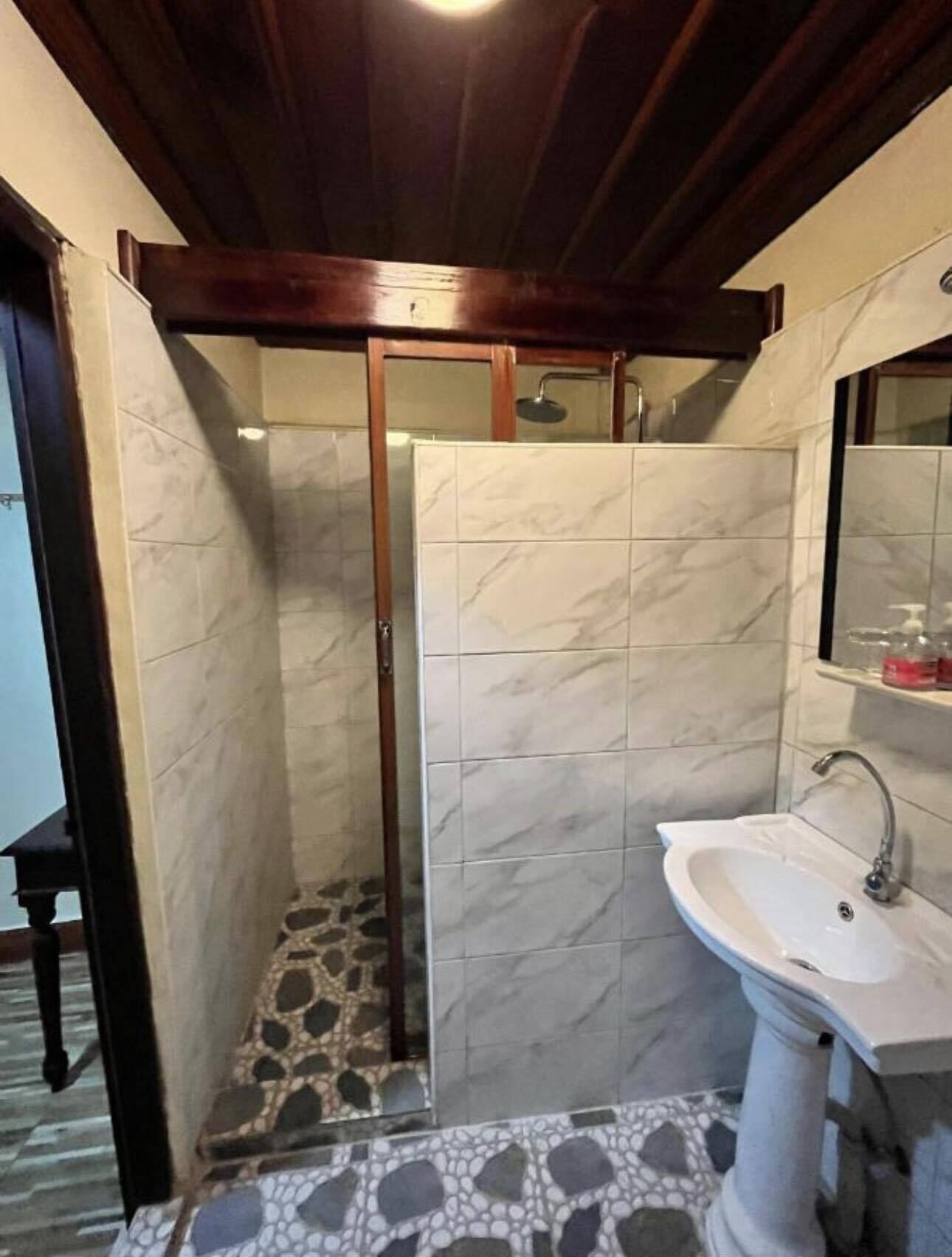 Standaard tweepersoonskamer | Badkamer | Een douche, een regendouche, een haardroger, pantoffels