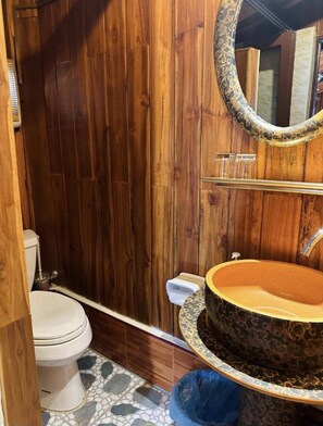 Habitación doble estándar | Baño | Regadera, regadera tipo lluvia, secadora de cabello, pantuflas 
