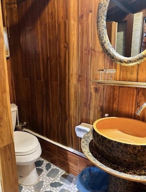 Habitación doble estándar | Baño | Regadera, regadera tipo lluvia, secadora de cabello, pantuflas