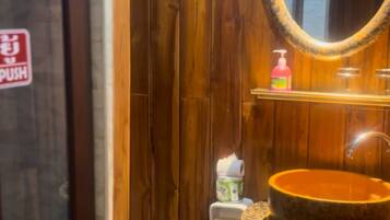 Habitación estándar doble | Baño | Ducha, cabezal de ducha tipo lluvia, secador de pelo y zapatillas