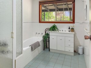 Bathtub, hair dryer, towels - Tranquil Holiday house in Kevington (Kevington)