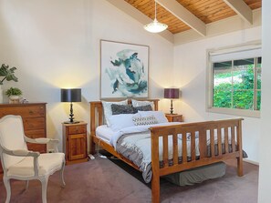 3 bedrooms, iron/ironing board, Internet, bed sheets - Tranquil Holiday house in Kevington (Kevington)