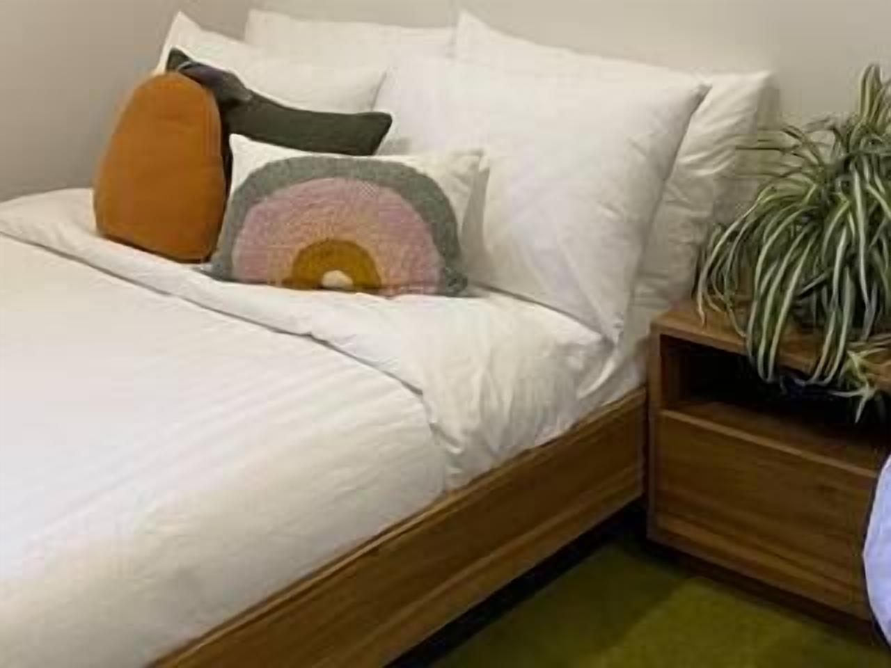 3 bedrooms, iron/ironing board, internet, bed sheets