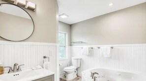 Baignoire Ă jets, sĂšche-cheveux, serviettes fournies