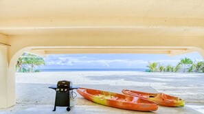 Accommodatie ligt op het strand, ligstoelen, strandlakens