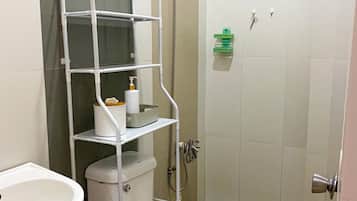 Doccia, bidet, asciugamani, sapone