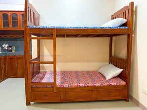 Planxa i posts de planxar, wifi i roba de llit 