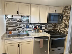 Fridge, microwave, oven, stovetop - Spacious 2bd/2ba Condo- Close To Everything Myrtle Beach Has to Offer! (Myrtle Beach)