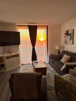 Smart TV - Spacious 2bd/2ba Condo- Close To Everything Myrtle Beach Has to Offer! (Myrtle Beach)