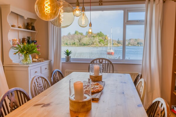 Dining - Eigionfa -  an on the beach that sleeps 8 guests  in 3 bedrooms (Menai Bridge)