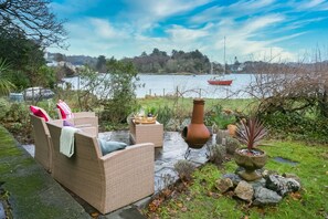 Property grounds - Eigionfa -  an on the beach that sleeps 8 guests  in 3 bedrooms (Menai Bridge)
