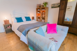 3 chambres, fer et planche à repasser, lit de bébé portatif