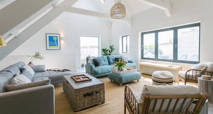 The Old Abbey - a hot tub that sleeps 16 guests in 6 bedrooms