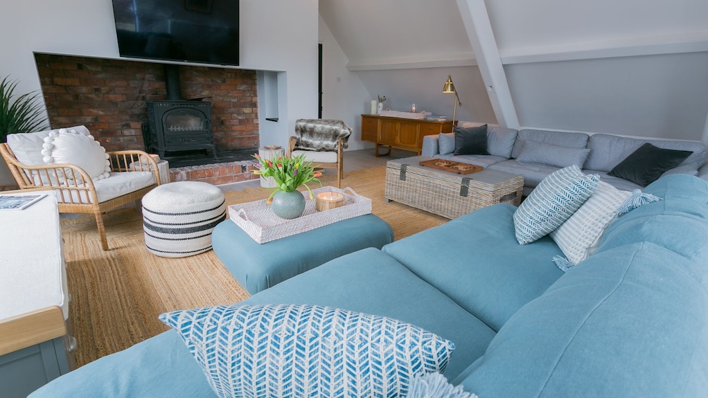The Old Abbey - A Hot Tub That Sleeps 16 Guests In 6 Bedrooms - Holyhead