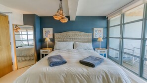 4 chambres, fer et planche à repasser, lit de bébé portatif