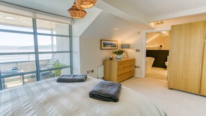 4 slaapkamers, een strijkplank/strijkijzer, reisbedje, gratis wifi