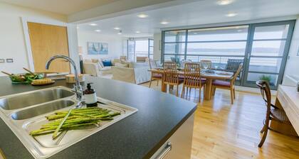 The Quay - an on the beach that sleeps 9 guests in 4 bedrooms
