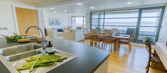 The Quay - an on the beach that sleeps 9 guests in 4 bedrooms