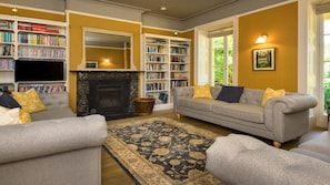 TV, fireplace