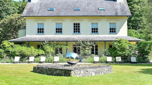Plas Bodegroes -  a dog that sleeps 22 guests  in 11 bedrooms
