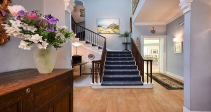 Plas Bodegroes - a dog that sleeps 22 guests in 11 bedrooms