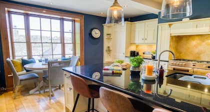 Ty Castell - a town that sleeps 10 guests in 5 bedrooms