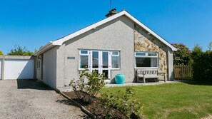 Exterior - Cae Calch -  a ground floor bedroom that sleeps 6 guests  in 3 bedrooms (Morfa Nefyn)