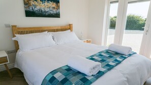 3 dormitorios, tabla de planchar con plancha, cuna de viaje