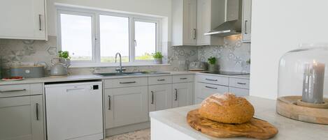 Een koelkast, een magnetron, een oven, een vaatwasser