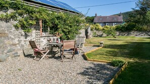 Property grounds - Gwelfor - a sea view that sleeps 8 guests in 4 bedrooms (Nefyn)