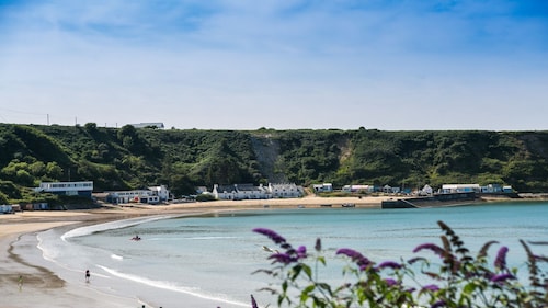 Gwelfor -  a sea view that sleeps 8 guests  in 4 bedrooms