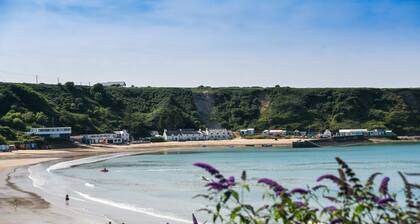 Gwelfor - a sea view that sleeps 8 guests in 4 bedrooms