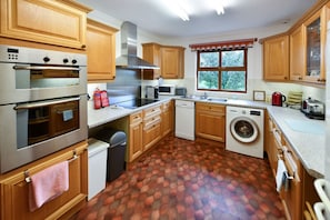 Køleskab, mikrobølgeovn, ovn, kogeplade