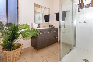 Dusche, Haartrockner, Handtücher, Seife