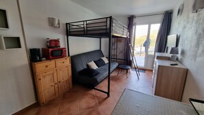 A compact room with a bunk bed, a sofa, a wooden cabinet, a small table, and a TV. - 604 SKY- estudi 3 pers-balco-10 m piste- Pas de la Casa- 005778 (Pas de la Casa)