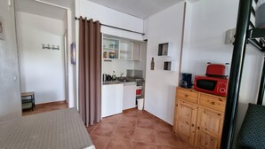 A compact kitchen with a microwave, coffee maker, and cabinets. - 604 SKY- estudi 3 pers-balco-10 m piste- Pas de la Casa- 005778 (Pas de la Casa)