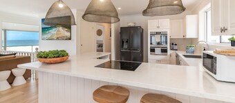 Arkon - beautiful spacious pet friendly home with ocean and beach views