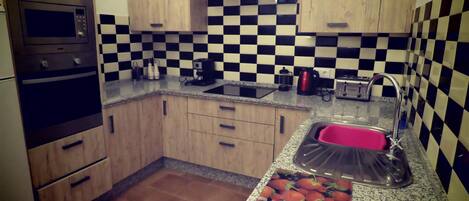 Réfrigérateur, four à micro-ondes, un four, surface de cuisson