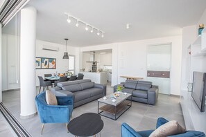 Smart-TV, Kamin, Videospiele, Musikbibliothek