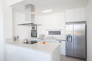 Kühlschrank, Mikrowelle, Ofen, Herdplatte