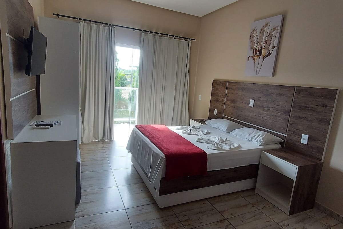 Comfort tweepersoonskamer | Een bureau, een laptopwerkplek, gratis wifi, beddengoed