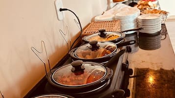 Desayuno con opciones de la cocina local incluido todos los días