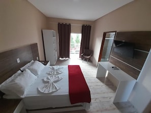 Desk, laptop workspace, free WiFi, bed sheets - Hotel São Francisco (Piranhas)